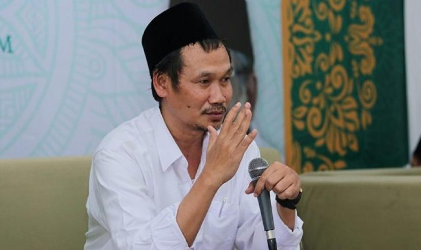 Kiai Bahaudin Nursalim atau yang populer dipanggil Gus Baha saat menyampaikan ceramah di media sosial. Foto: Tangkapan layar