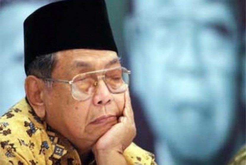 Gus Dur. Presiden KH Abdurrahman Wahid membuat heboh Indonesia karena dikabarkan ingin membeli pesawat kepresidenan, padahal saat itu masih krisis ekonomi.