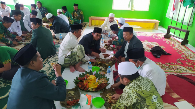 Pengurus PCNU Bawean menyantap Nasi Gulung dalam acara Peringatan Harlah ke-96 NU, Senin (31/1). (Foto: Istimewa)