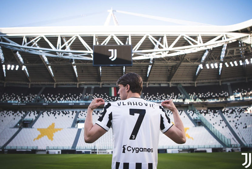 Dusan Vlahovic mengenakan jersey Juventus. Sumber: Dok. Juventus.