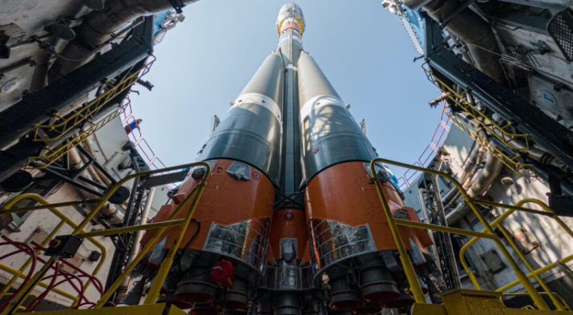Roket Arianespace Soyuz yang membawa 34 satelit OneWeb menunggu peluncuran di Baikonur Cosmodrome pada 22 Agustus 2021. Gambar: OneWeb