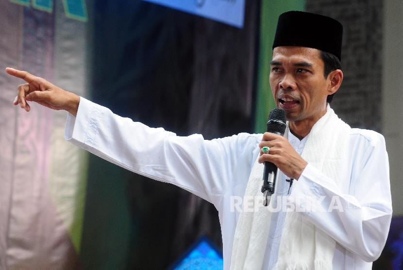 Ustadz Abdul Somad (UAS). UAS mengatakan imsak bukan lampu merah untuk makan dan minum. Foto: Republika.