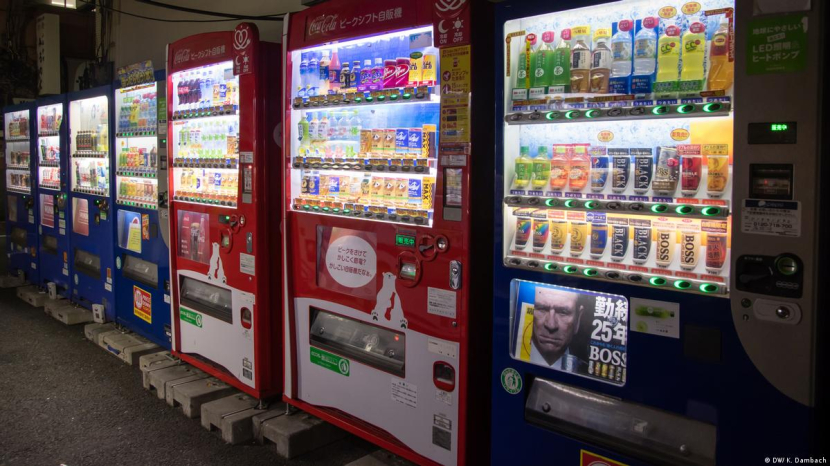 Mesin penjual otomatis atau vending machine di Jepang. Cuma di Jepang! Mesin Penjual Otomatis Sediakan<a href=