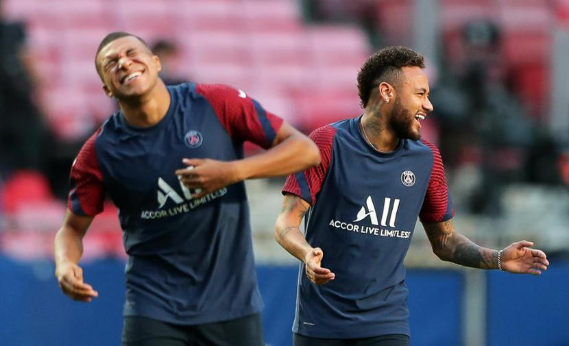Neymar Junior (kanan) dan Kylian Mbappe tertawa saat latihan bareng PSG. Ilustrasi