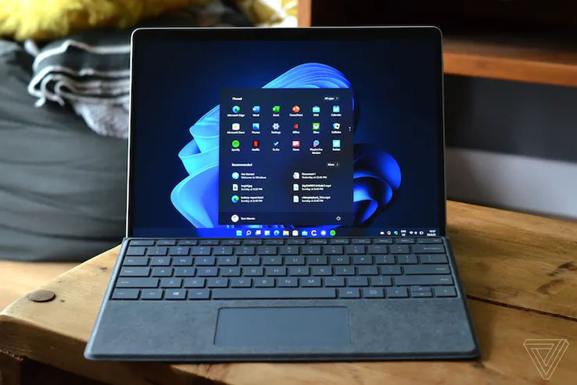 Laptop bersistem operasi Windows 11.