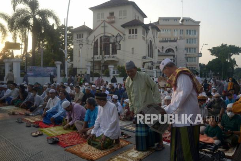 Umat muslim menunaikan shalat ied 1443 H di ruas Jalan Jatinegara, Jakarta, Senin (2/4/2022). Foto: Prayogi/Republika