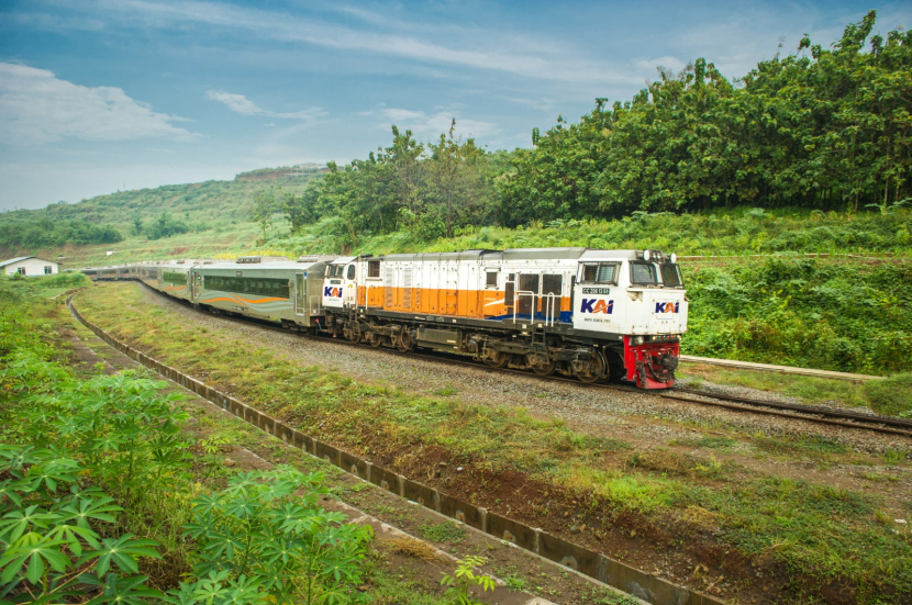 Ilustrasi. Rangkaian kereta api melintas di perkebunan. (Foto: Dok. Humas PT KAI)