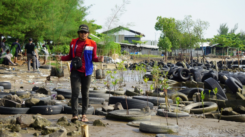 Dalam rangka memperingari Hari Lingkungan Hidup Se-Dunia, PT KPI RU VI Balongan, Kabupaten Indramayu mengelar acara tanam pohon cemara laut dan bersih-bersih pantai Balongan. (Istimewa)