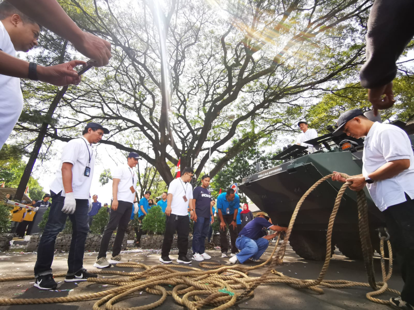 Panitia harus memasangkan kembali tali tambang penarik panser yang putus akibat tarikan peserta lomba Tarik Panser di Bandung, Senin (29/4/2024).