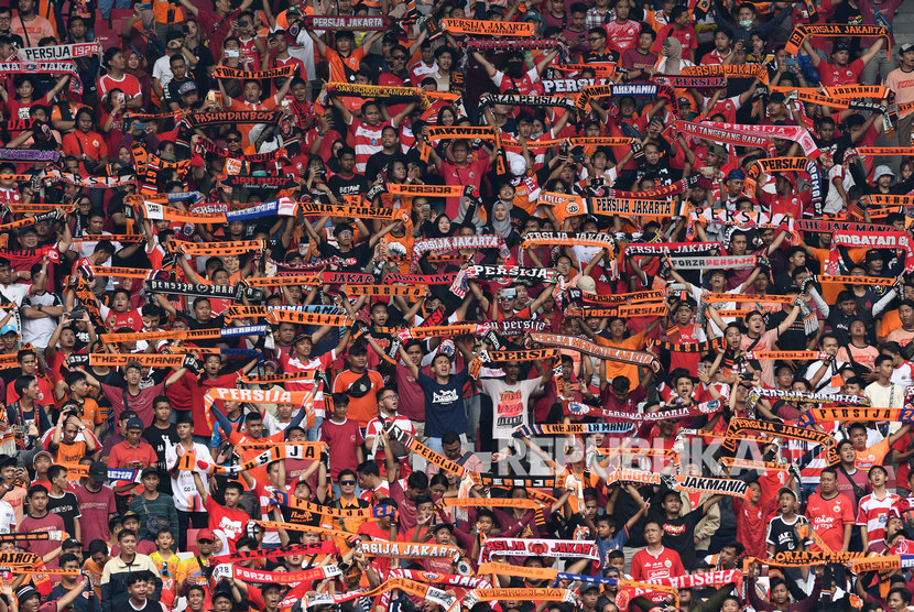 Sejumlah suporter Persija Jakarta membentangkan syal dukungan saat klub idolanya di Stadion Utama Gelora Bung Karno (SUGBK), Jakarta. Foto: (Antara/Aditya Pradana Putra) 