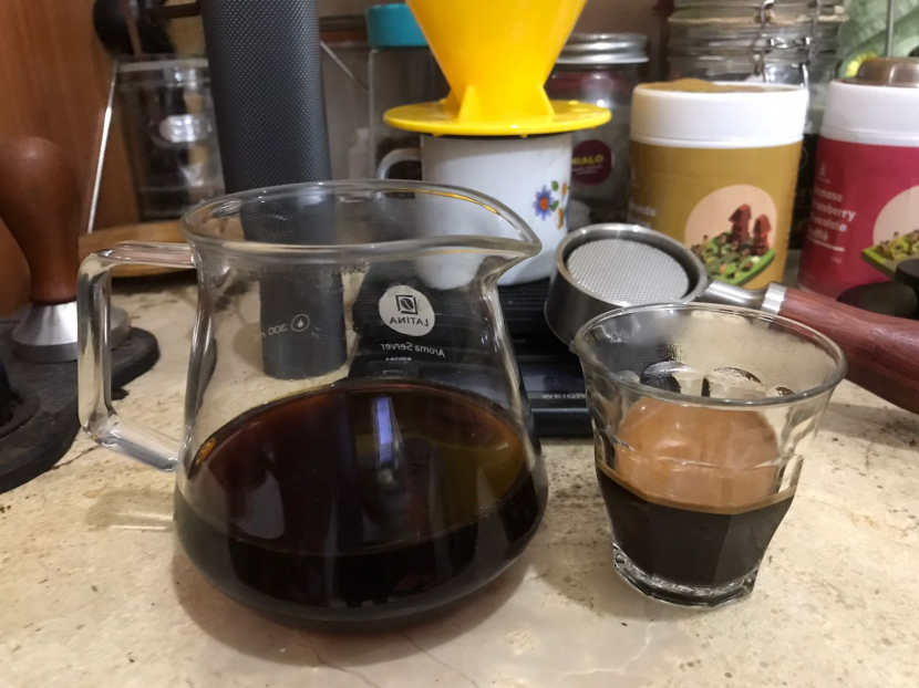 Red eye adalah racikan kopi pour over atau manual brew dicampur dengan satu shot espresso.