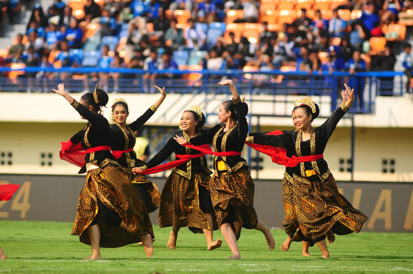 Penari Jaipong memeriahkan upacara persemian Turnamen Piala Presiden 2024 di Stadion Si Jalak Harupat, Soreang, Kabupaten Bandung, Jumat (19/7/2024). (Foto: Yogi Ardhi/Republika Network) Nikon D3, Nikkor 300/2,8 ED MF