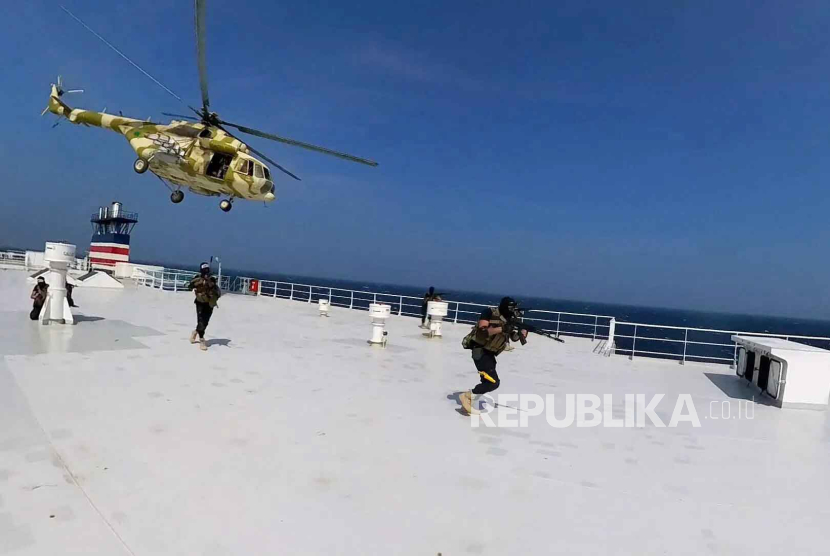 Kelompok Houthi Yaman merilis video detik-detik pembajakan kapal Israel di Laut Merah.