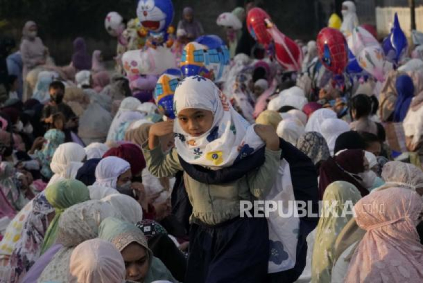 Wanita Muslim menghadiri sholat Idul Fitri untuk menandai berakhirnya bulan suci Ramadhan di pelabuhan Sunda Kelapa di Jakarta, Indonesia, Senin, 2 Mei 2022. Foto: AP Photo/Tatan Syuflana