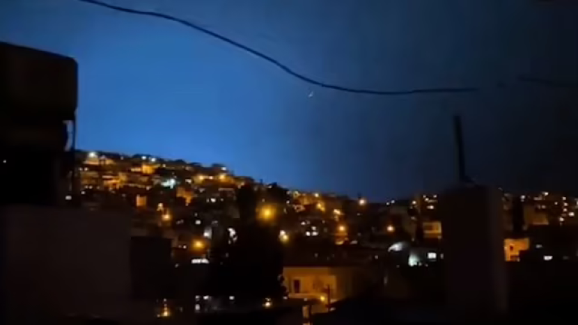 Warga Turki merekan earthquake lights yang berwarna biru menyinari langit Turki saat gempa terjadi. Foto: Tangkapan layar.