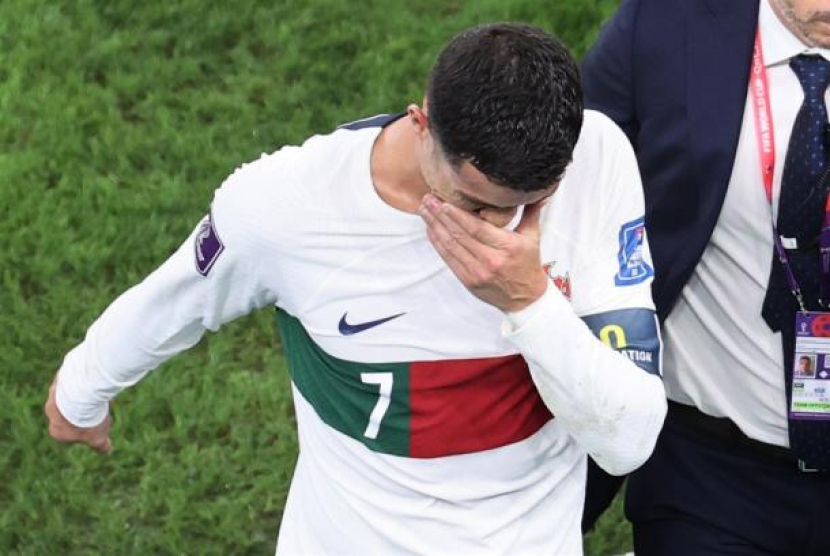 Kapten Timnas Portugal Cristiano Ronaldo menunjukkan ekspresi sedih saat meninggalkan lapangana