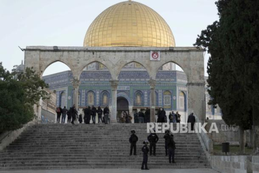  Polisi Israel dikerahkan di Masjid Dome of the Rock di kompleks Masjid Al-Aqsa menyusul penggerebekan di lokasi tersebut selama bulan suci Ramadhan di Kota Tua Yerusalem, Rabu (5/4/2023). Mengapa Israel Menyerang dengan Brutal Jamaah Masjid Al Aqsa? Foto: AP Photo/Mahmoud Illean