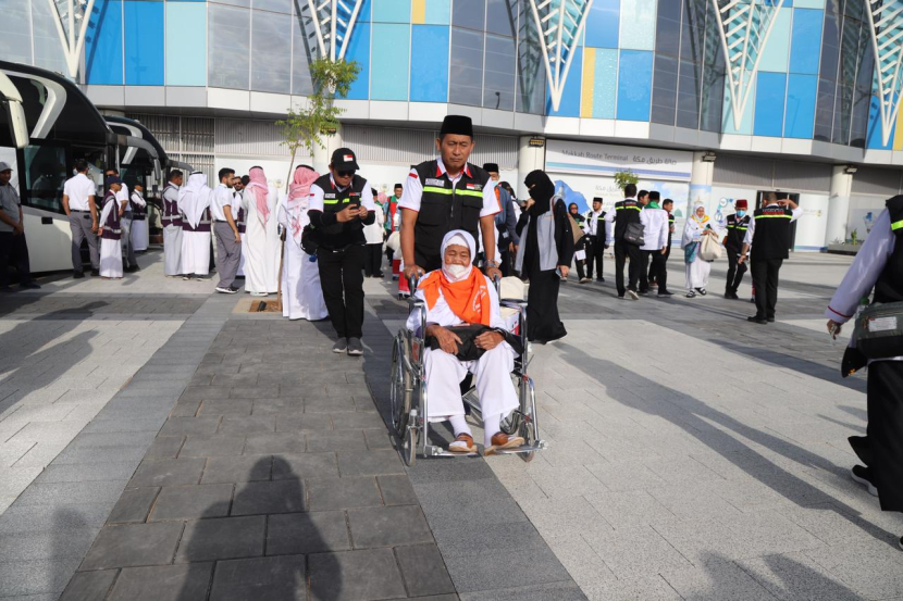 Jamaah kloter satu embarkasi Jakarta-Pondok Gede (JKG 01) mendarat di Bandara Amir Muhammad bin Abdul Aziz (AMAA) Madinah, Rabu (24/5/2023). Marhaban Dhuyufurrahman, Calon Jamaah Haji Indonesia Perdana Mendarat di Madinah. Foto: Kemenag