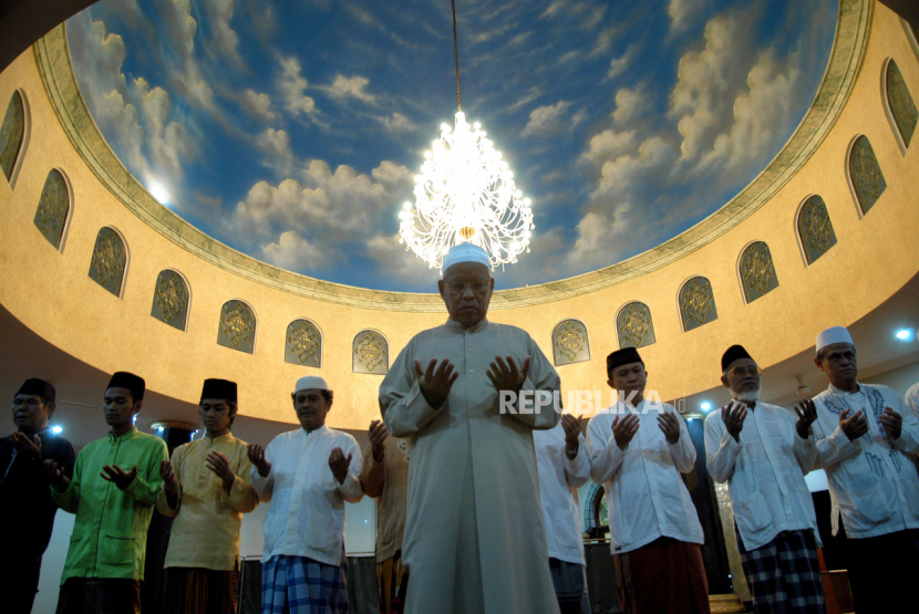 Ilustrasi umat Islam membaca qunut saat sholat.