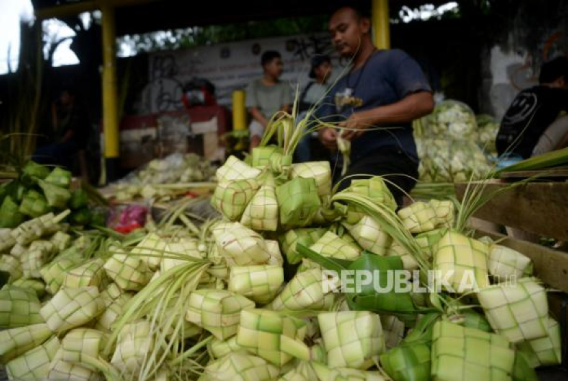 Pedagang kulit ketupat menyelesaikan pembuatan kulit ketupat yang dijual di kawasan Palmerah, Jakarta, Kamis (20/4/2023). Foto: Republika/Prayogi