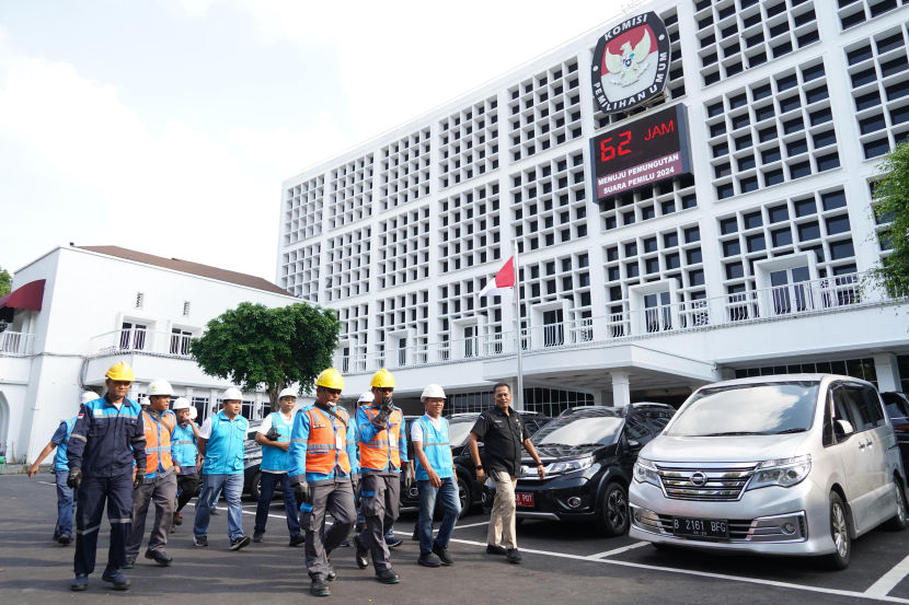 Tim gabungan PLN mengawal keandalan listrik di kantor KPU RI. (Dok. Matapantura.republika.co.id)