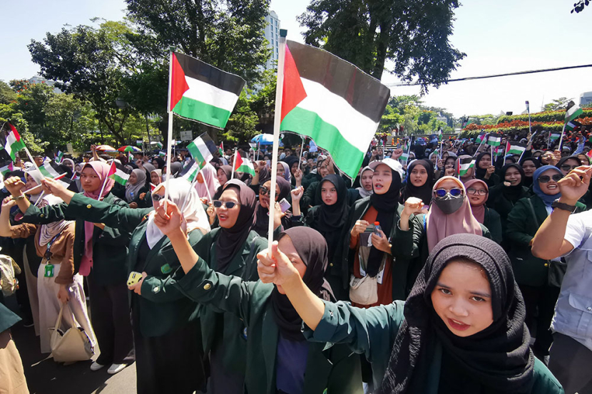 Mahasiswi Universitas Aisyisyah Bandung memegang bendera Palestina di sela aksi Bela Palestina di depan Gedung Sate Bandung, Selasa (7/5/2024).