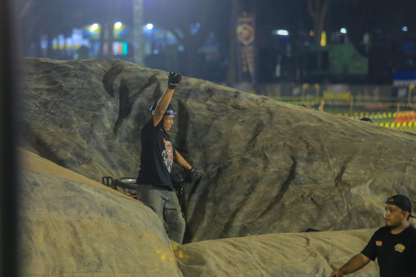 Suasana Trial Game Dirt 2023 yang dilaksanakan di Lapangan Rampal, Kota Malang, Jumat (3/11/2023) malam. Foto: 76 Rider