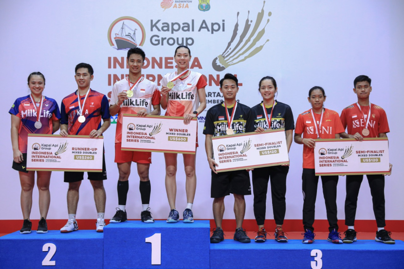 Pasangan ganda campuran, Dejan Ferdinansyah/Gloria Emanuelle Widjaja tampil menawan yang mengantarkan menjadi kampiun turnamen bulutangkis Kapal Api Indonesia International Series 2022.