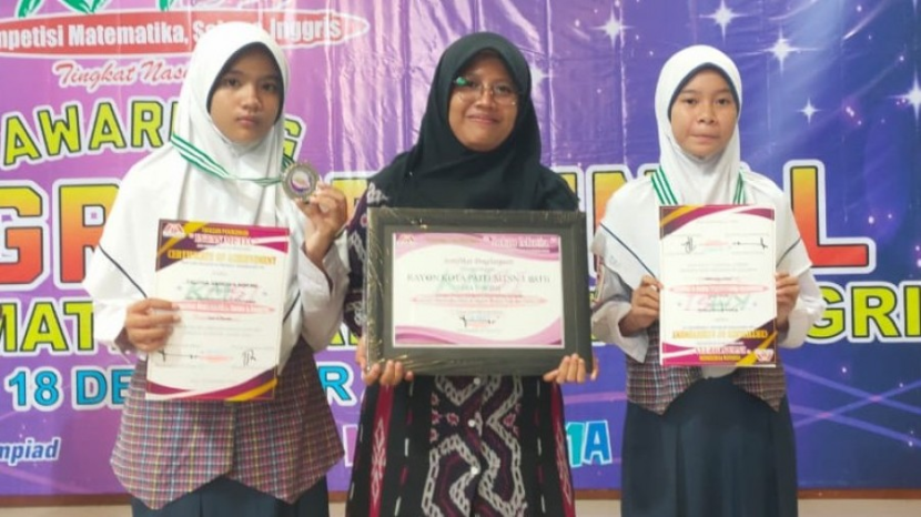 Talitha Anindiya Nourine dan Riska Arum Iriani meraih medali perak dan perunggu di Kompetisi Matematika, Sains, dan Inggris (KMSI) Tingkat Nasional tahun 2022. Foto : pendis kemenag