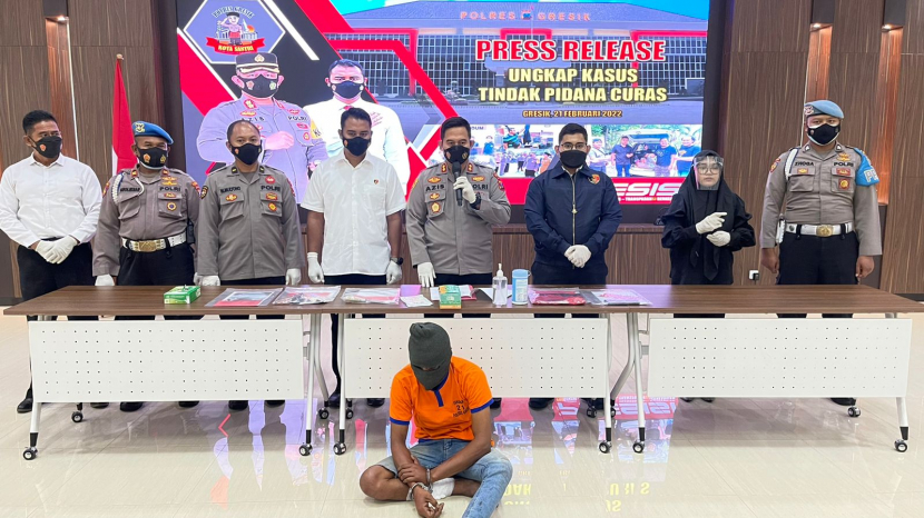 Polres Gresik saat mengungkap kasus tindak pidana curas di Mapolres Gresik, Senin (21/2/2022). Pelaku yang membegal driver taksi online kini diamankan di Mapolres Gresik. (Foto: M Faiz)