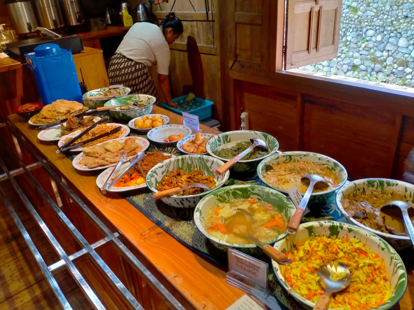 Berbagai makanan yang disajikan di Resto Kopi Kali Brantas, Kota Malang, Jawa Timur.