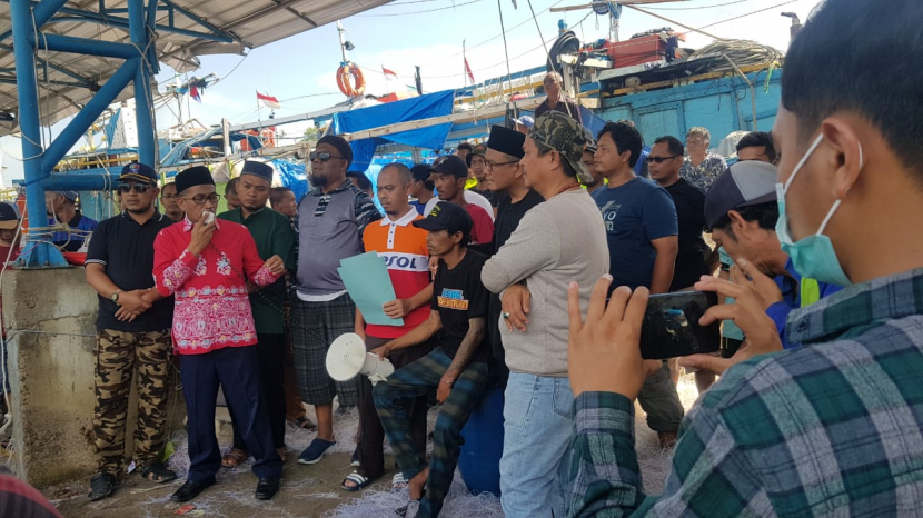 Nelayan dan para juragan kapal menyam[paikan aspirasinya di Pelabuhan KArangsong Indramayu, Jumat (3/6/2022). (Istimewa)