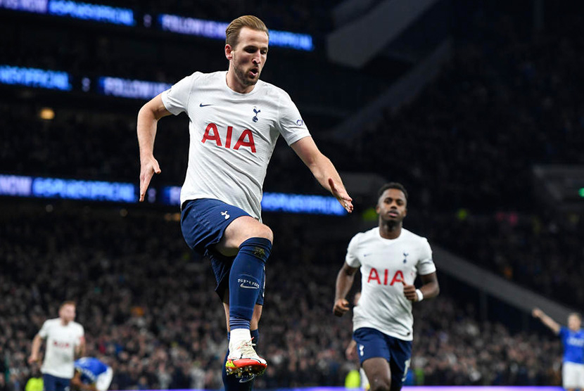 Striker Tottenham Hotspur Harry Kane merayakan gol ke gawang Everton, Selasa (8/3/2022) dini hari WIB, 