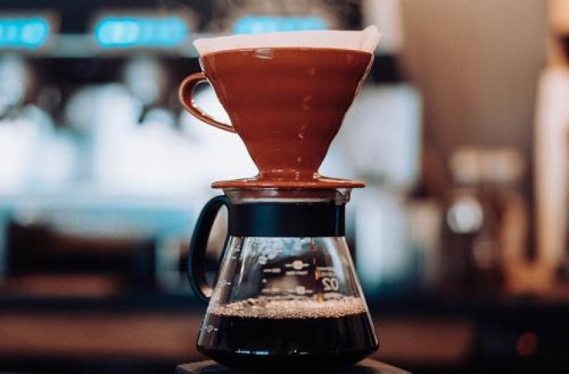 Proses menyeduh kopi dengan metode V60.