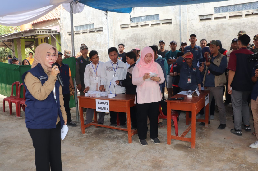 Wakil Bupati Cirebon, Wahyu Tjiptaningsih, saat meninjau secara langsung pelaksanaan Pilwu di Desa Cirebon Girang, Kecamatan Talun, Kabupaten Cirebon, Ahad (22/10/2023). (Dok Diskominfo Kabupaten Cirebon)