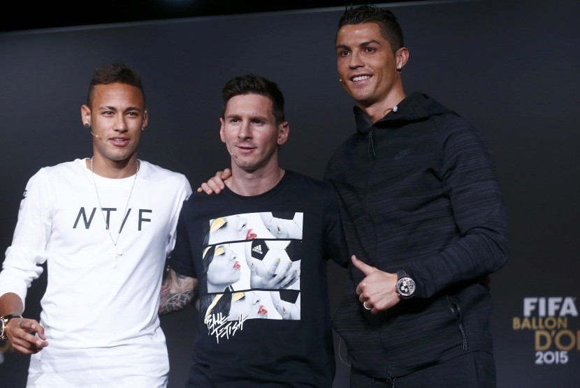 Pesepak bola Lionel Messi (tengah), Cristiano Ronaldo, dan Neymar Jr (kiri) masuk dalam daftar atlet terkaya di dunia.(foto: reuters/arnd wiegmann).