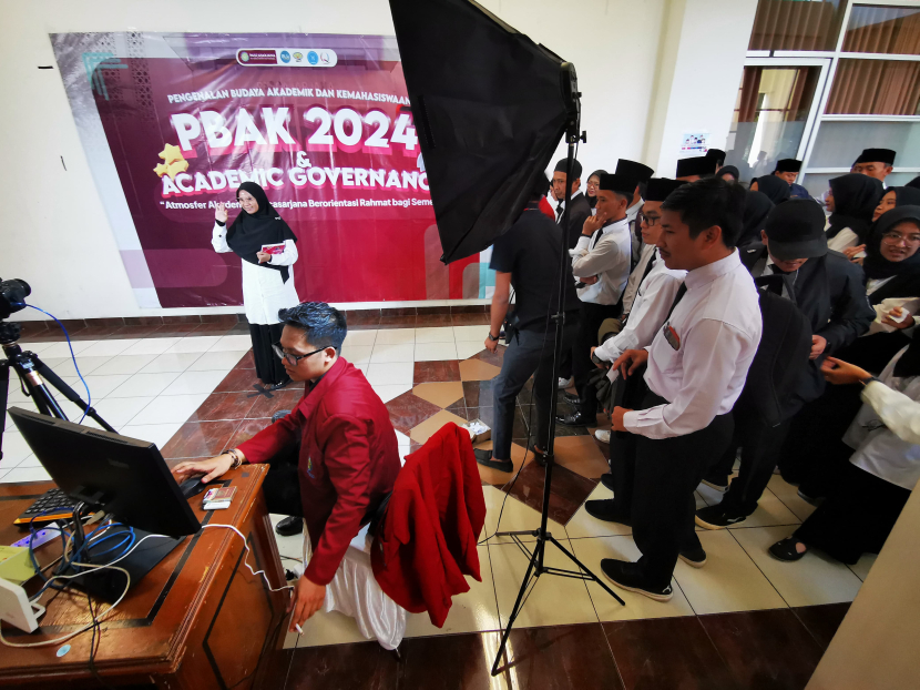 Mahasiswa Pascasarjana antre di photo booth pada kegiatan Pengenalan Budaya Akademik dan Kemahasiswaan (PBAK) 2024 di Gedung Anwar Musaddad UIN Bandung, Rabu (21/8/2024). (Foto: Yogi Ardhi/Republika Network) (Huawei P30 Pro). 