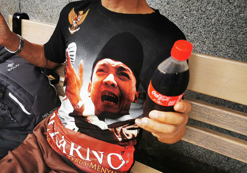 Seniman mengenakan kaos bergambar Bung Karno di sela acara Braga Bebas Kendaraan di Bandung, Sabtu (17/8/2024). (Foto Yogi Ardhi/Republika Network) (Huawei P30 Pro).