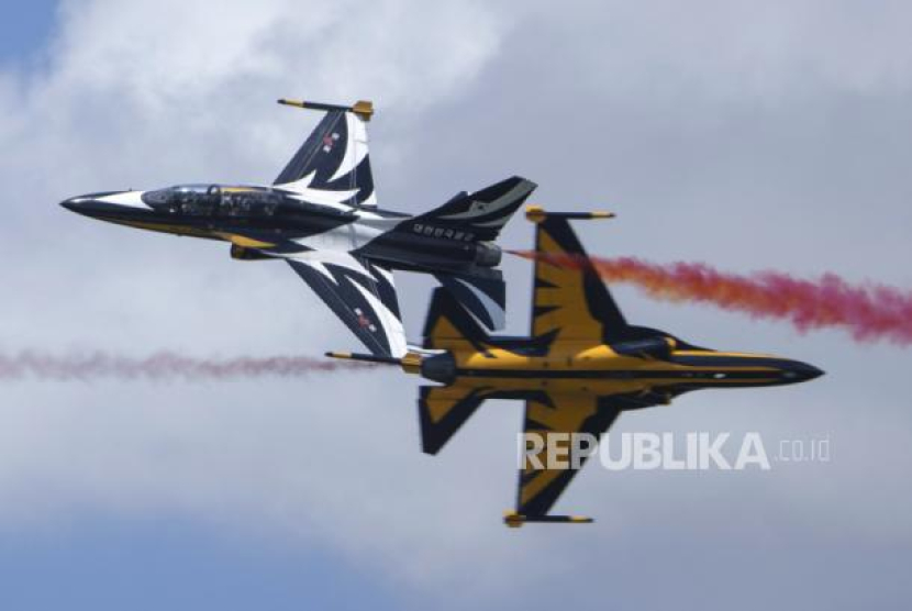 Black Eagles Angkatan Udara Korea Selatan tampil pada hari pertama Singapore Airshow di Singapura, Selasa, (20/2/2024).