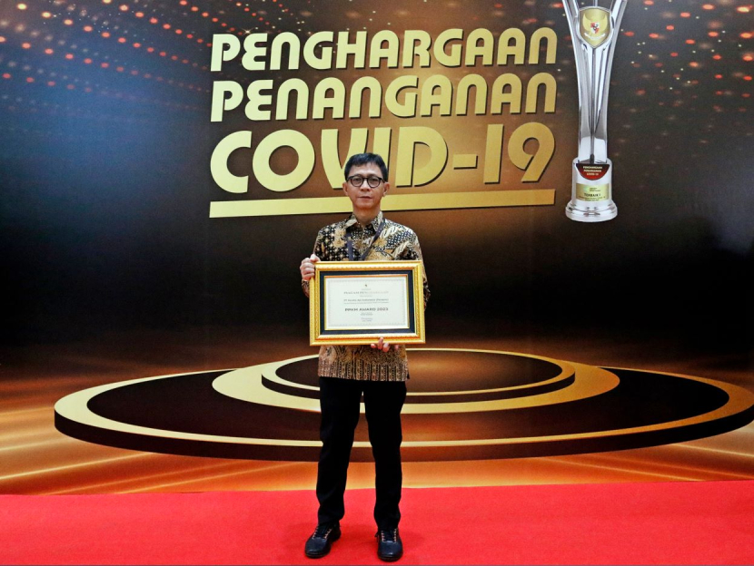 PT Kereta Api Indonesia (Persero) diwakili Direktur Niaga KAI, Hadis Surya Palapa, menerima PPKM Award dari Pemerintah di Gedung Dhanapala Kementerian Keuangan, Jakarta Pusat, pada Senin (20/3). (Foto: Humas KAI)