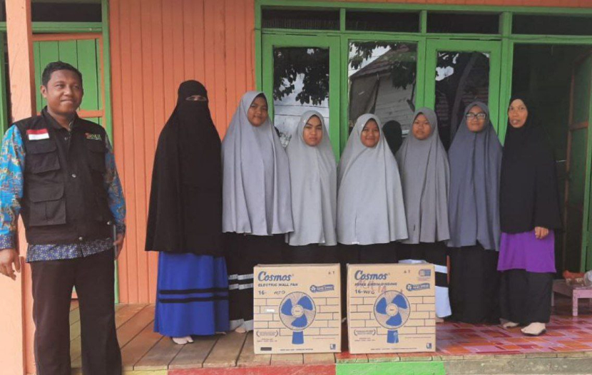 Laznas BMH menyalurkan bantuan kipas angin untuk para santri tahfidz putri Pesantren Hidayatullah Malinau, Kalimantan Utara, Ahad (13/11/2022). (Foto: Dok BMH)