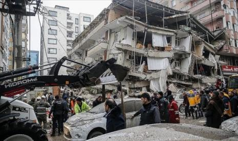 Gempa Turki pada Senin, 6 Februari 2023, juga dirasakan di provinsi Idlib, Aleppo, Hama, Latakia, dan Raqqa di Suriah. Gamber: Republika.co.id
