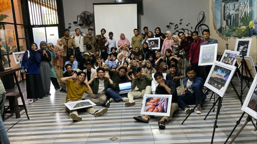 Mahasiswa Jurusan Sejarah FIB Universitas Andalas (Unand) menggelar pameran foto dan film dokumenter di Clayton Café & Resto, Padang, Sumatera Barat, Jumat (30/12/22). Foto : dok