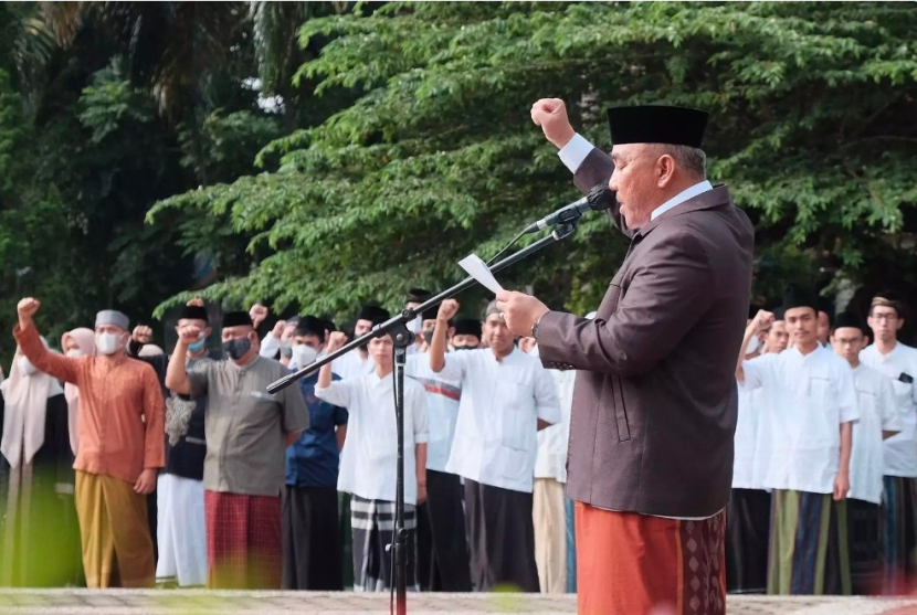 Dengan kenakan sarung, Wali Kota Depok, Mohammad Idris menjadi inspektur upacara pada peringatan Hari Santri Nasional 2022 di lapangan Balai Kota Depok, Sabtu (22/10/2022).