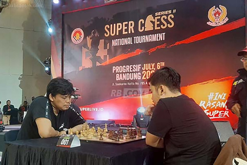 Grand Master Susanto Megaranto (kiri) kut berlaga pada Superchallenge Super Chess National Tournament Series II berfoto di podium di Bandung, Sabtu (6/7/2024).