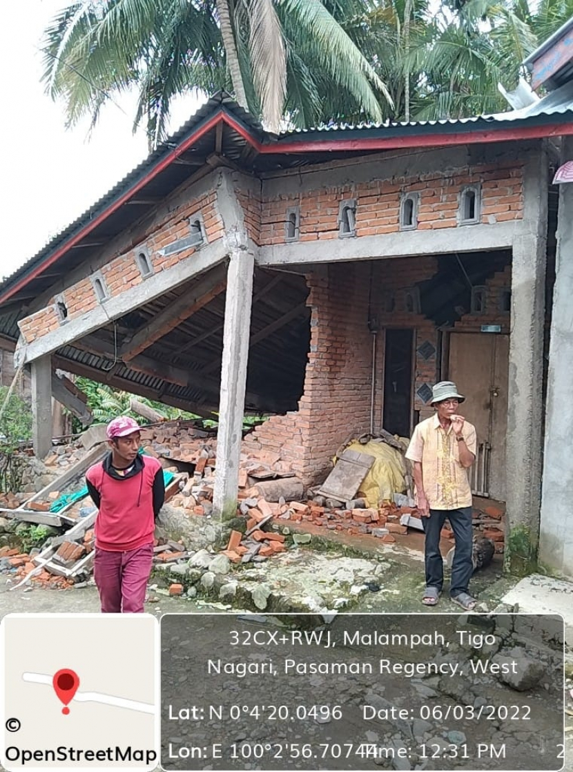 Warga memeriksa rumah mereka yang ambruk akibat gempa di Nagari Malampah, Pasaman, Sumbar. Foto : Dok Unand.