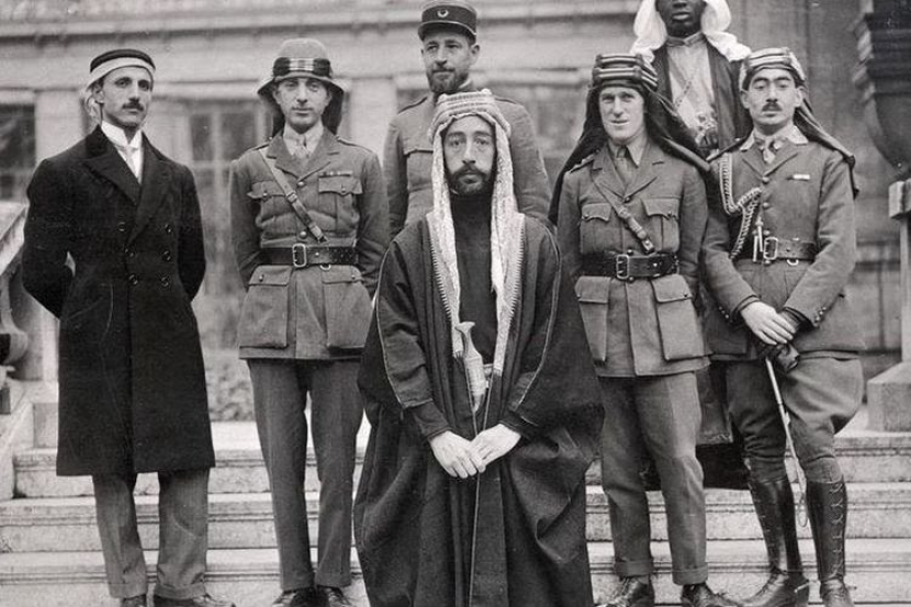 Lawrence of Arabia (kedua dari kanan) bersama Raja Arab Faisal I di Prancis. (wikimedia commons). 