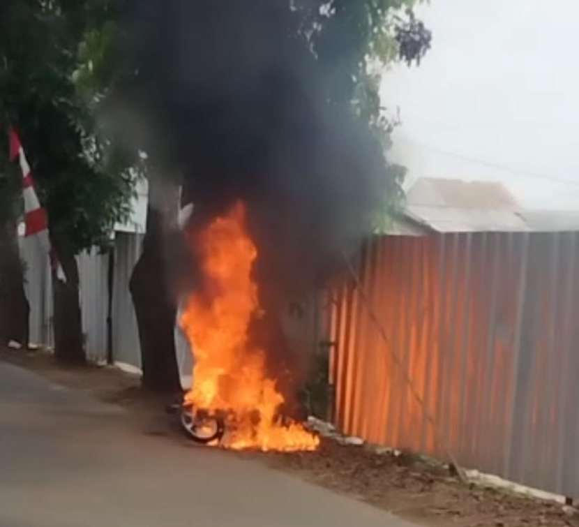 Gara-gara konsleting pengapian satu unit motor matik hangus terbakar di Jalan Cakra depan Perumahan Griya Recident, Kecamatan Limo, Jumat (2/9). Dok. Damkar Depok.