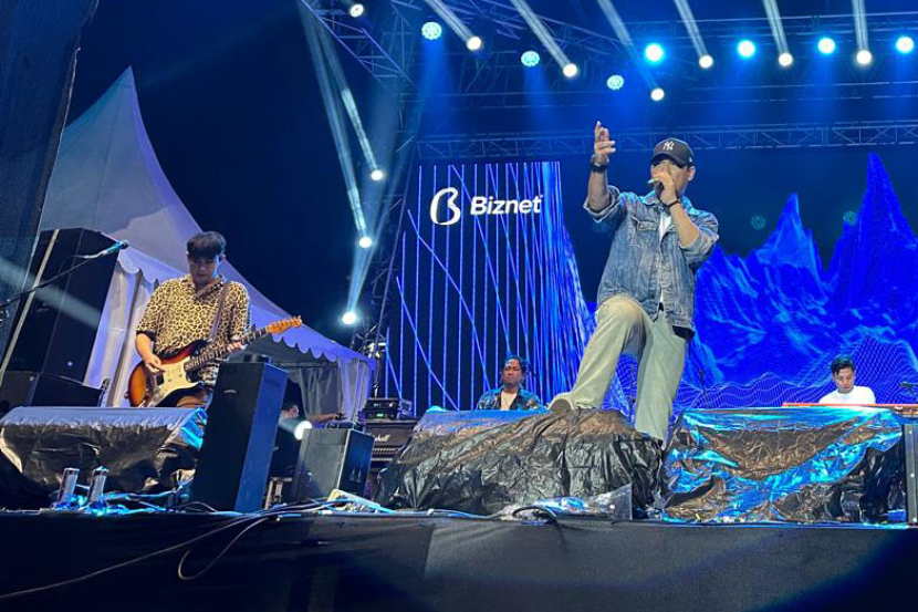 Band Armada memeriahkan suasana malam minggu di Taman Saparua Bandung 2024, Bandung, Sabtu (4/5/2024). 