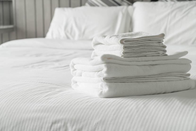 Tumpukan handuk di kamar hotel (ilustrasi). (Dok. Freepik)